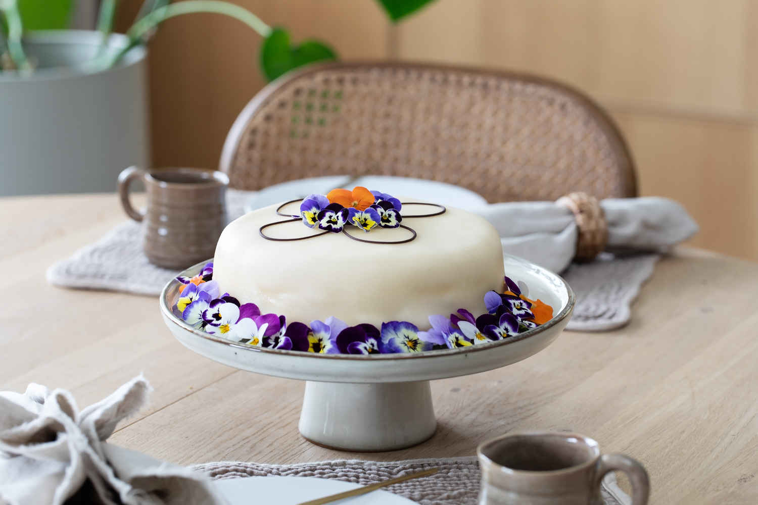 Kaker og desserter er nydelig å pynte med spiselig viola.a